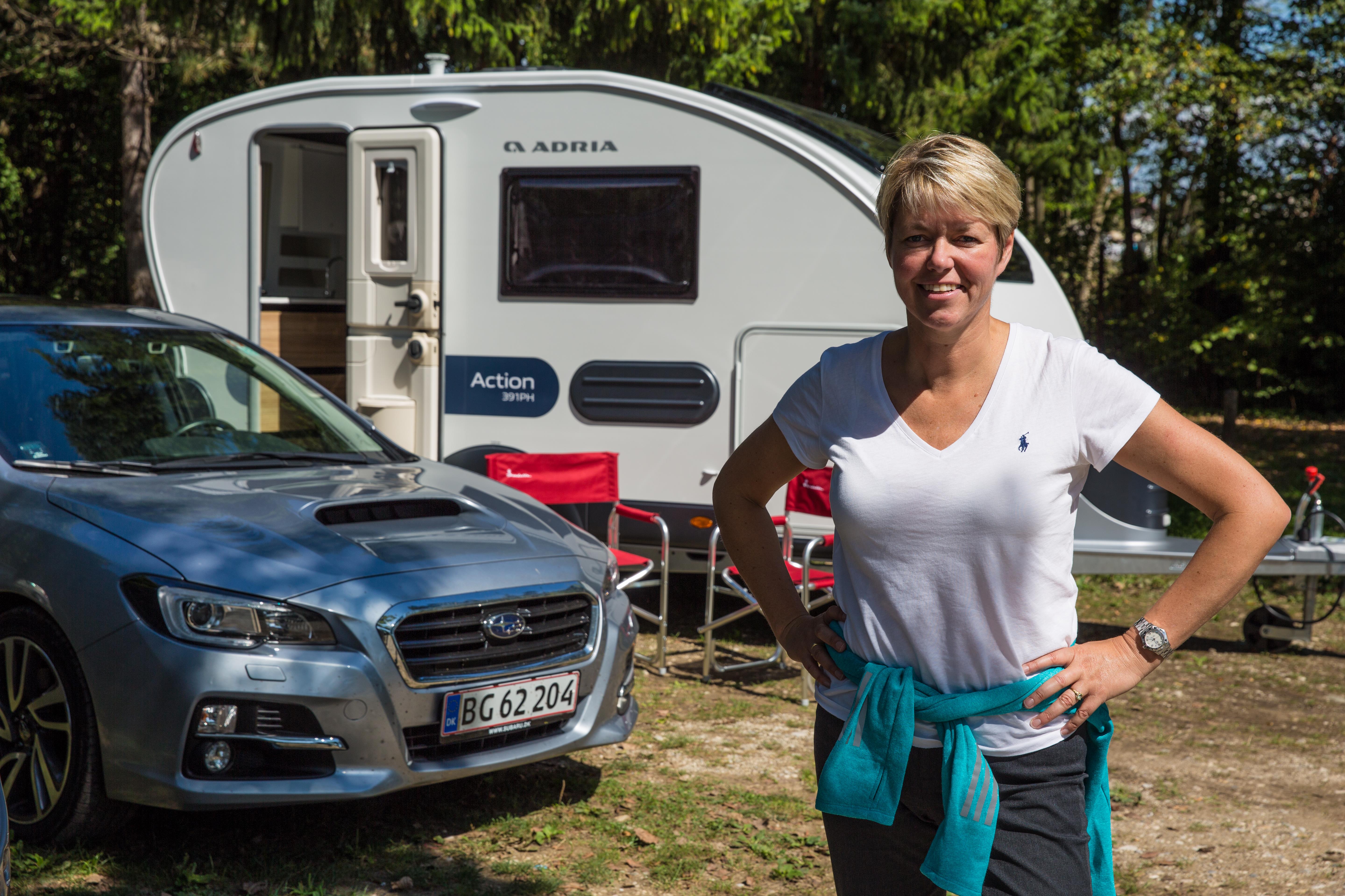 Anne-Vibeke i Slovenien med Adria campingvogn på krogen