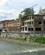 140 Miljacka Floden Med Beskadigede Huse Sarajevo Bosnien Hercegovina Anne Vibeke Rejser IMG 8369