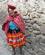 916 Kvinde Ved Inka Mur Ollantaytasmbo Urubamba Peru Anne Vibeke Rejser IMG 7762